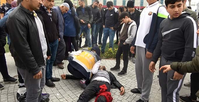 Sultangazi'de karısını döven kocayı bıçakladılar