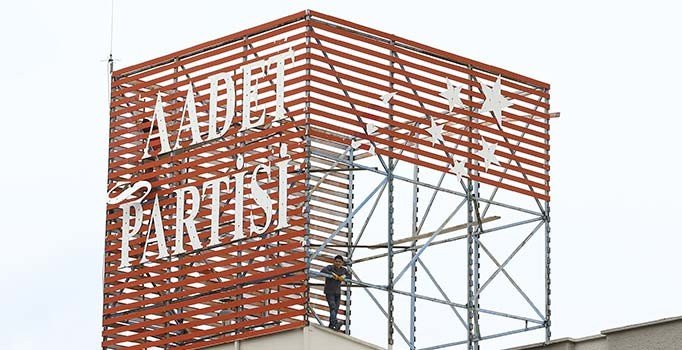 Saadet Partisi'nin merkez binadaki amblemi söküldü