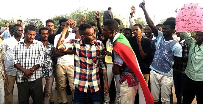 Sudan'da muhalifler yine sokaktaydı: Laf değil icraat istiyoruz artık