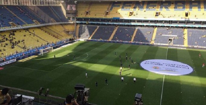 Fenerbahçe taraftarından futbolculara şok protesto