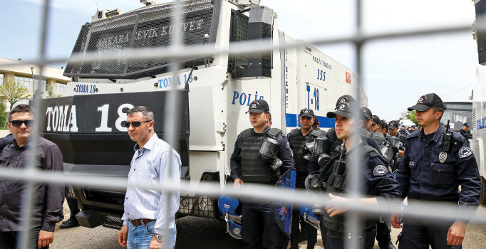 TOMA’lı bariyerli olağanüstü kongre