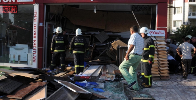Antalya'da dükkanın asma katı çöktü: 3 yaralı