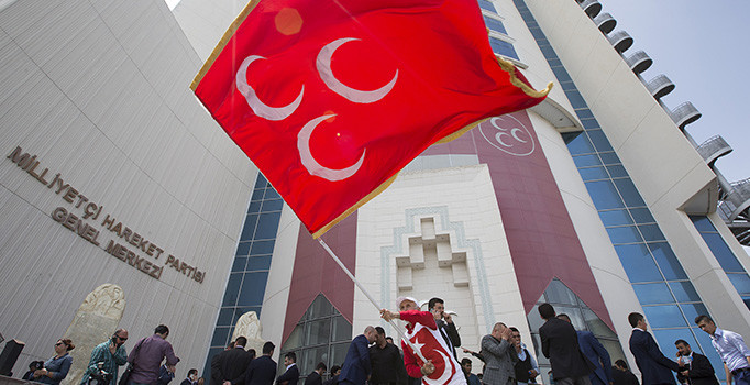 MHP'de olağanüstü kongre krizi: Bahçeli taraftarları Genel Merkez'de toplandı