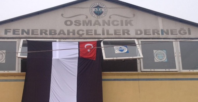 Fenerbahçeliler Derneği'ne Beşiktaş bayrağı asıldı