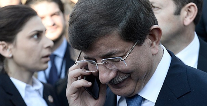 Davutoğlu İngiltere Başbakanı Cameron'u tebrik etti
