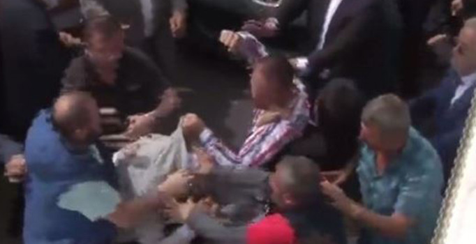 MHP'de olağanüstü kongre krizi: Otel önünde partililer birbirine girdi