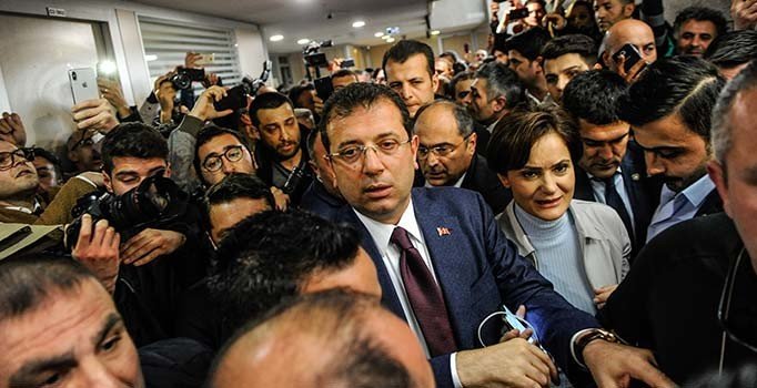 Ekrem İmamoğlu mazbatasını aldı