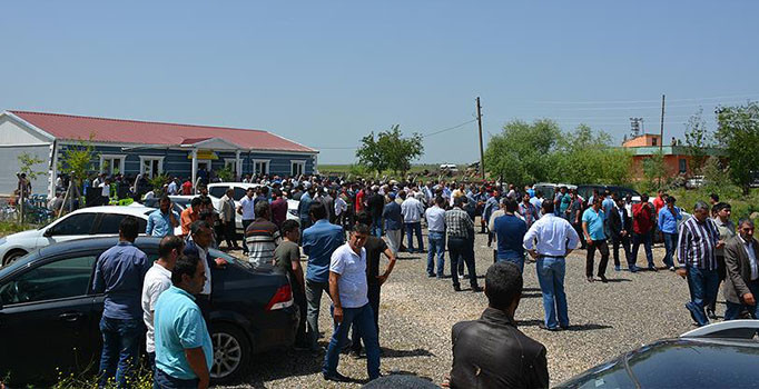Diyarbakır Sur'da taziye evini ziyaret etmek isteyen HDP'lilere sert tepki