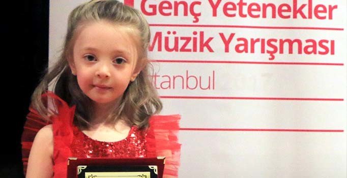 3 yaşında çalmaya başladığı piyano ile 4 yaşında ödül aldı