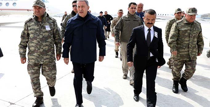 Bakan Akar ve komutanlar sınırda denetlemelerde bulunuyor