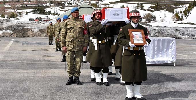 Hakkari'de şehit askerler için tören düzenlendi