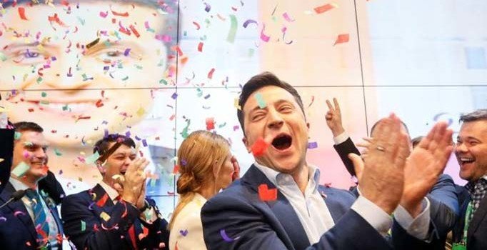 Seçimin galibi komedyen Zelenskiy yüzde 73 oyla birinci