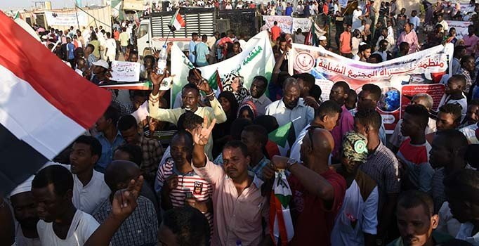 Sudan'da Askeri Geçiş Konseyi'nden göstericilere uyarı