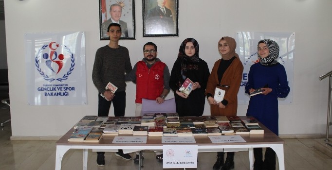 Erzincan’da gençlerden köy okuluna kitap bağışı