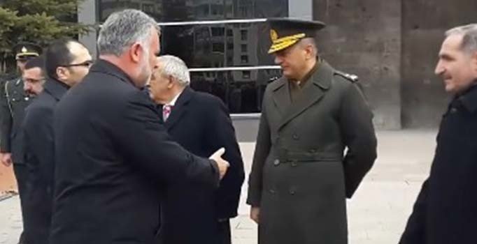 Tugay Komutanı, Ayhan Bilgen'in elini sıkmadı