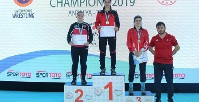 Ahıskalı güreşçi Elvira Kamaloğlu, birinci oldu