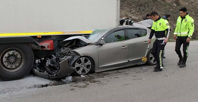 Otomobil TIR'a çarptı; Kübra hayatını kaybetti