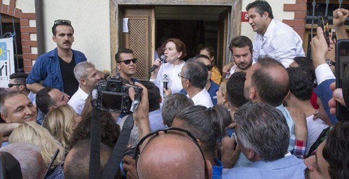 Meral Akşener'i evinin önünde protesto eden MHP'lilere beraat