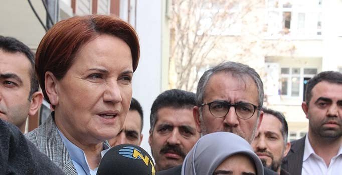 Meral Akşener, cinsel saldırıya uğrayan küçük çocuğun ailesini ziyaret etti