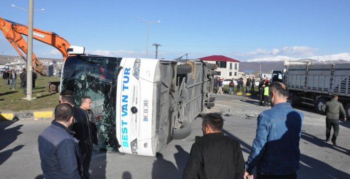 Nevşehir’de Azeri otobüs devrildi: 14 yaralı