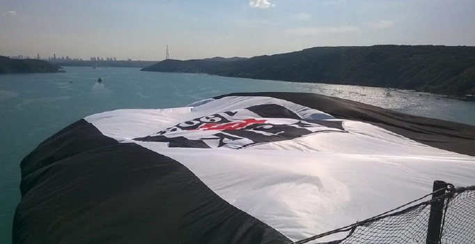 Şampiyon Beşiktaş'ın bayrağı İstanbul'da 3. köprüye asıldı