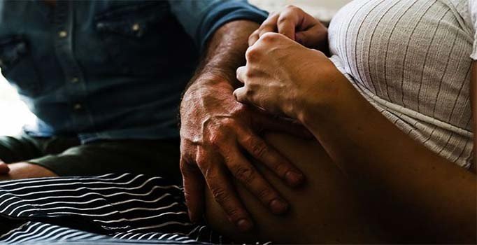 Darbedilen hamile kadının karnındaki bebeği öldü