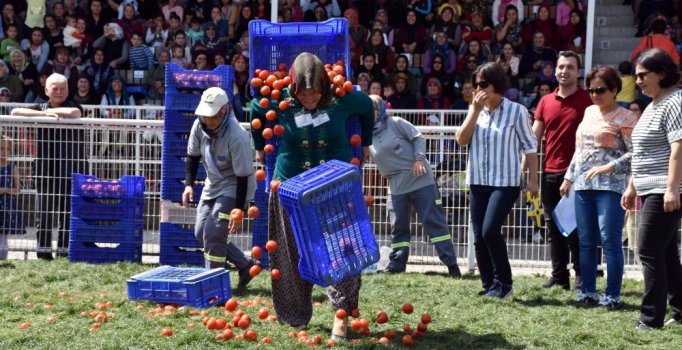 Kadınlar domates kasası taşıyıp halat çektiler