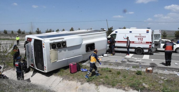 Engelli öğrencileri taşıyan minibüs devrildi: 10 yaralı