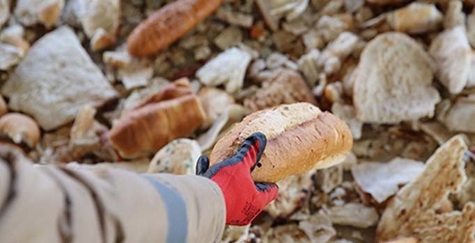 Çöpe atılan ekmeklerden biyogaz üretti