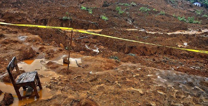 Endonezya'da yine heyelan faciası: 12 ölü