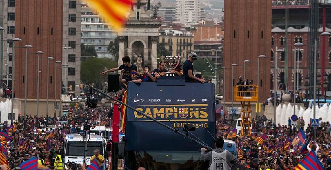 Barcelona şampiyonluğu taraftarlarıyla kutladı