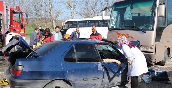 İşçileri taşıyan midibüs kaza yaptı: 12 yaralı