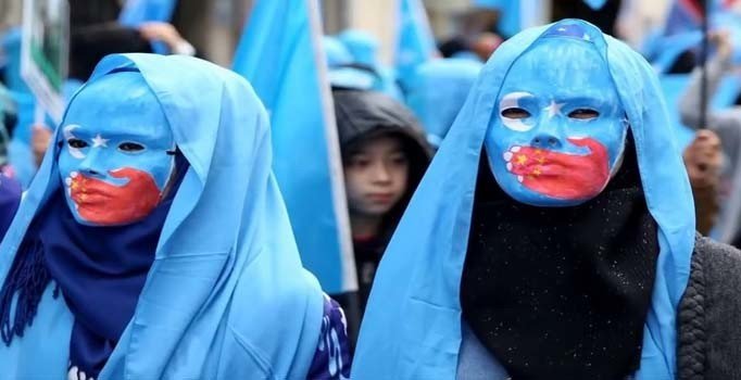 Çin Kazakistan sınırına levha astı: Başörtüsü ve sakal yasak