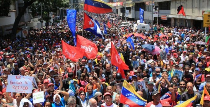 Maduro destekçileri başkanlık sarayı çevresinde