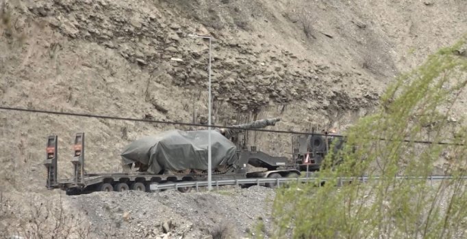 Irak sınırına fırtına obüsü ve tank sevkiyatı