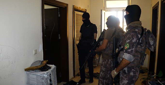 PKK'ya eleman kazandıran şüphelilere operasyon: 24 gözaltı