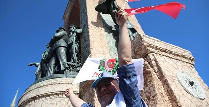 Sendikalar, Taksim Cumhuriyet Anıtı'na çelenk bıraktı