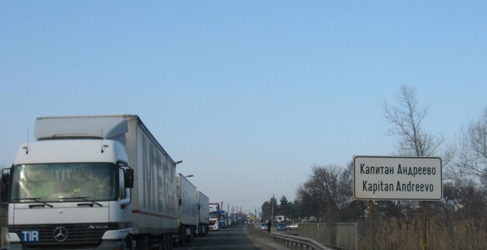 Gümrükte rüşvetten dolayı kuyruk oluştu