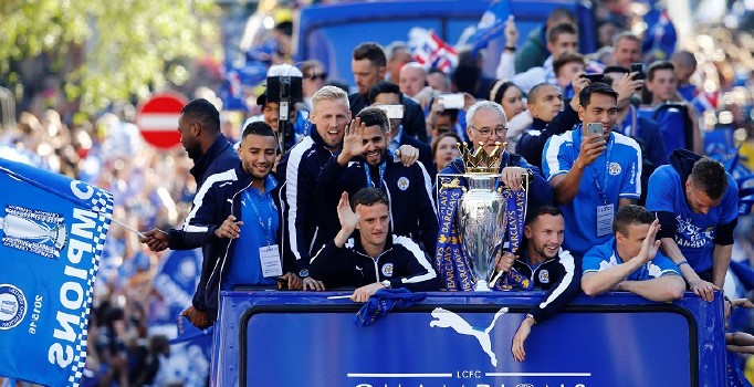 Leicester City, şampiyonluğunu 100 bine yakın taraftarıyla kutladı