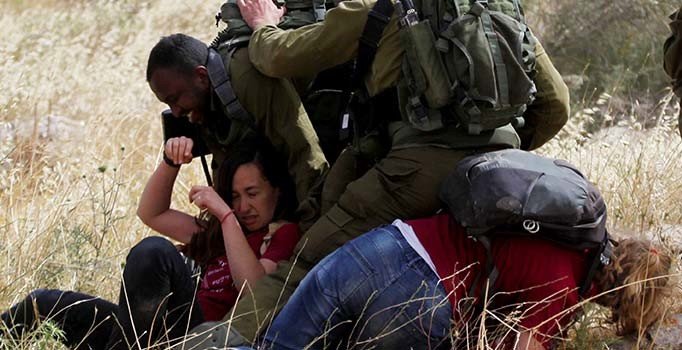 İsrail askerleri, Filistinlilere yol açan aktivistlere saldırdı