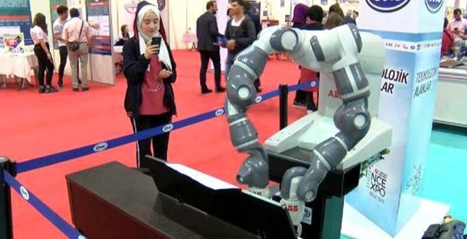 Piyano çalan insansı robot ilgi odağı oldu