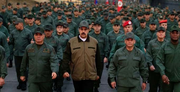 Askerlerle poz veren Venezuela lideri Maduro: Gerekirse kafalarını keseceğiz