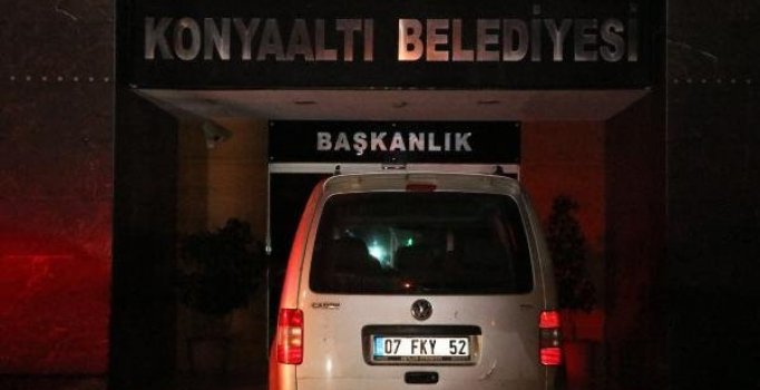 Alkollü sürücü arabasıyla belediyeye girmek istedi
