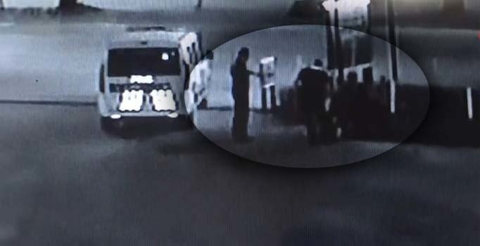 Kadınları önce vurup sonra darp ettiler | Video