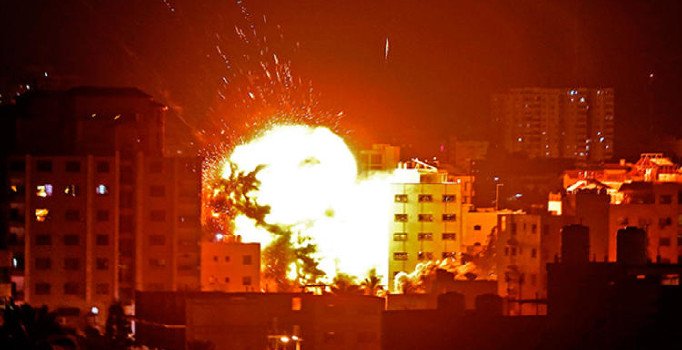 Son dakika! İsrail AA ofisinin de içinde bulunduğu binayı vurdu