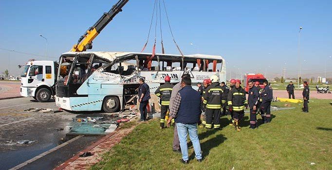 Konya'da işçi servisi ile tır çarpıştı: Ölü ve yaralılar var