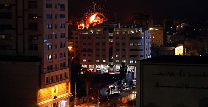 İsrail Yardımeli Derneği'nin Gazze ofisini de bombaladı
