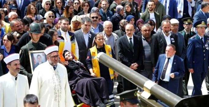 Şehit Yüzbaşının cenazesinde 34 kişi gözaltına alındı