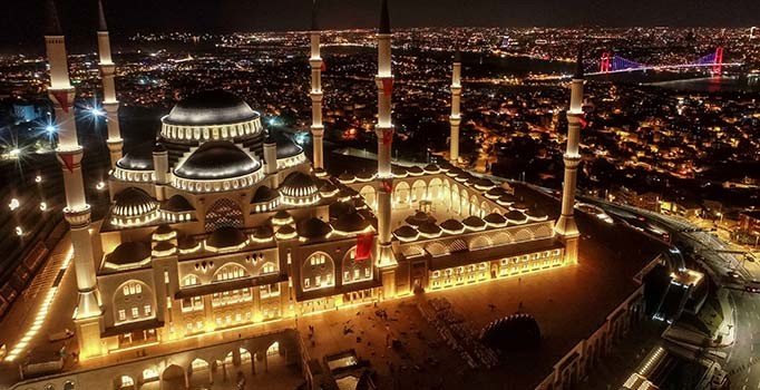 Büyük Çamlıca Camii’nde ilk teravih namazında havadan görüntülendi