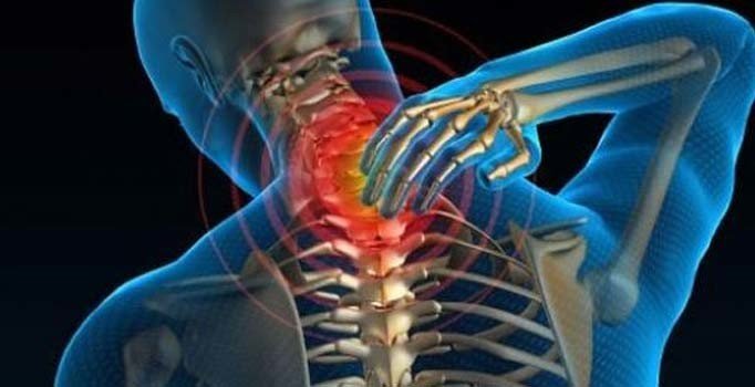 Boynunu kütlettikten sonra felç geçirdi